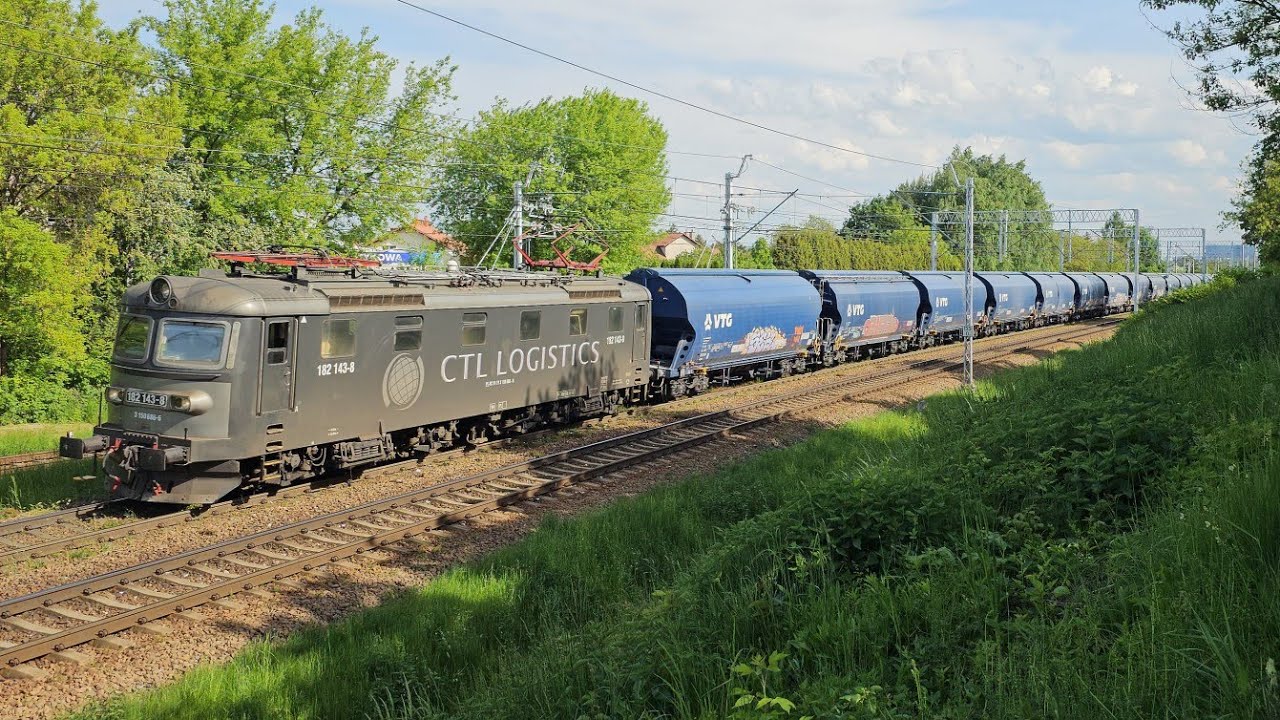 182 143-8 z wagonami Tagnpps, przejeżdża w okolicy ulicy Przy Torze w Rzeszowie 23.05.2023