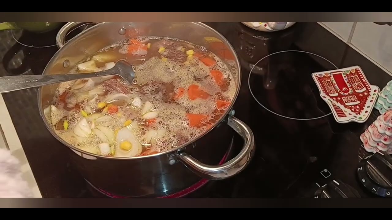 Домашнее рагу из ростбифа, уютная домашняя атмосфера