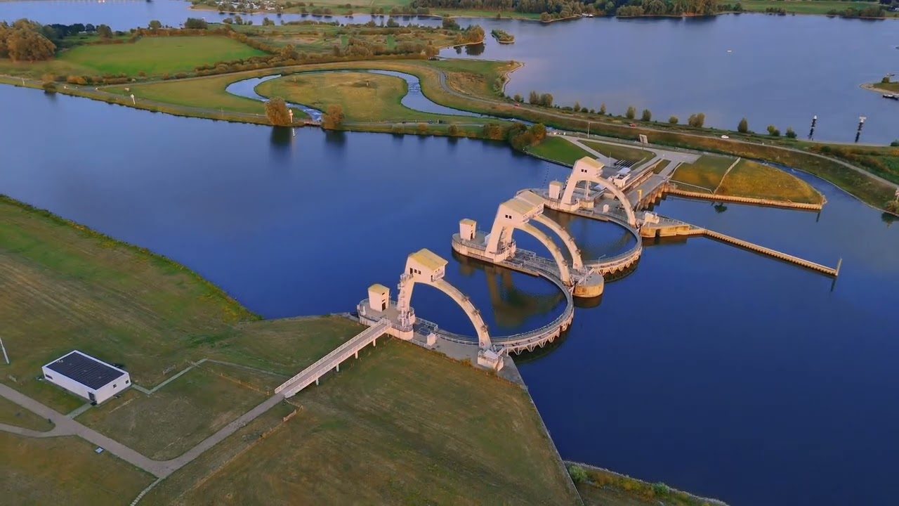Sluis en waterkrachtcentrale Maurik | Prachtige dronebeelden over het water