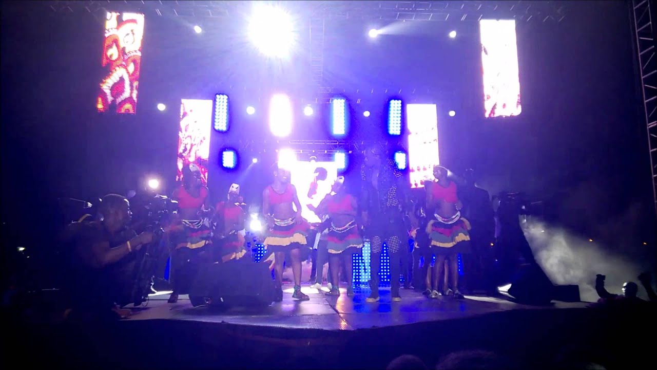 Jose Chameleone performs #WaleWale at #DoubleTrouble Concert
