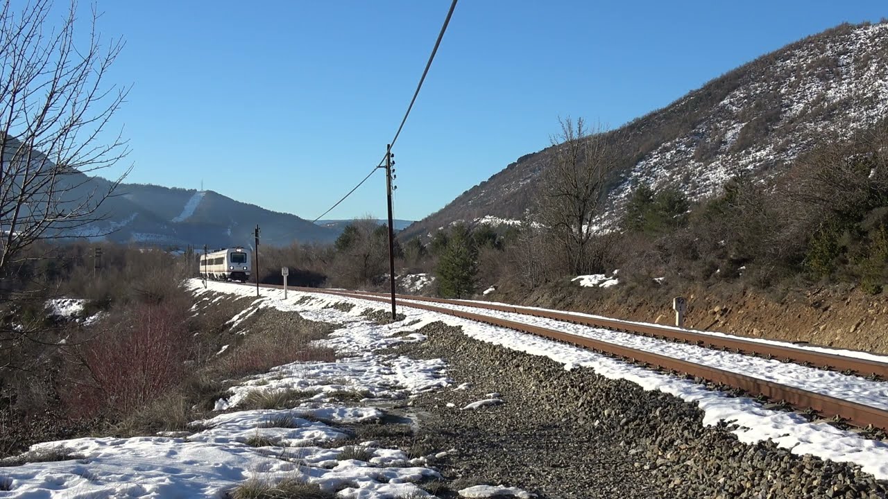 Regional Zaragoza Delicias-Canfranc por Sabiñanigo entre la nieve.