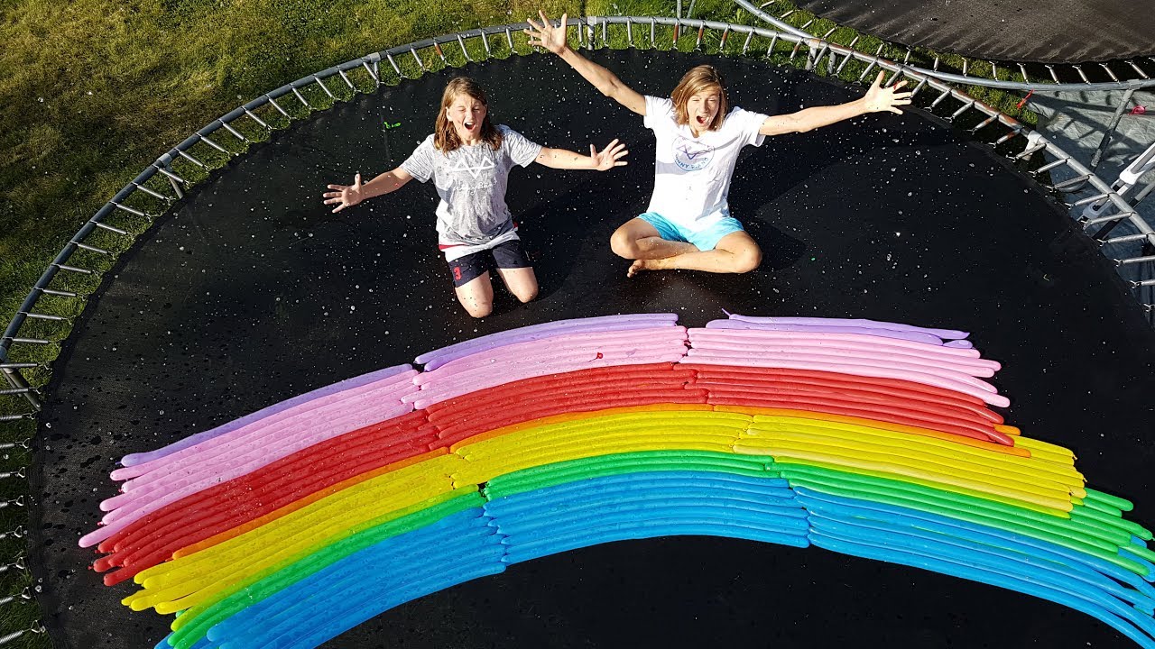 TRAMPOLIN vs RIESEN SCHLANGEN WASSERBOMBEN!