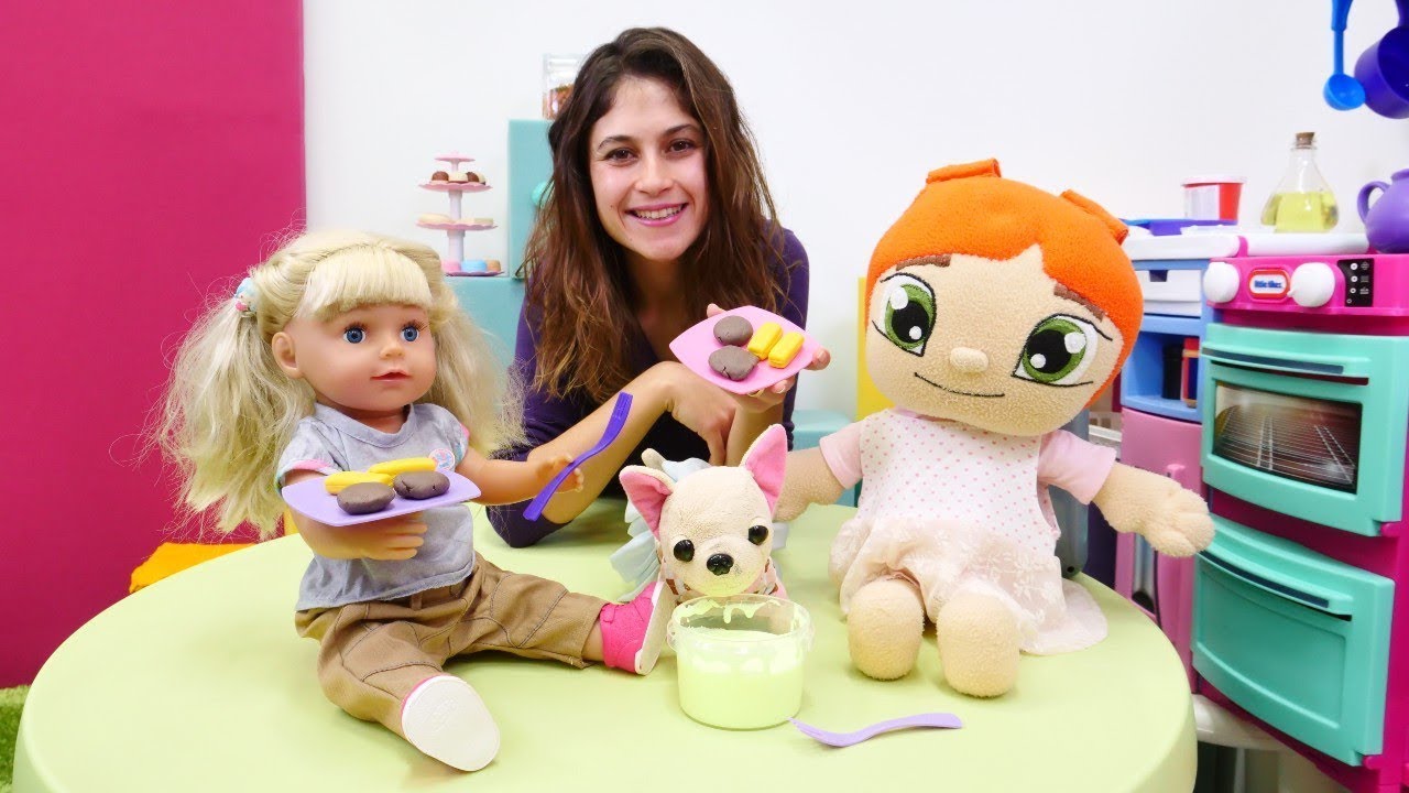 Çocuklar için hamur oyunları. Ayşe ve Baby Born ile yemek yapma oyunları. Evcilik oyunu.