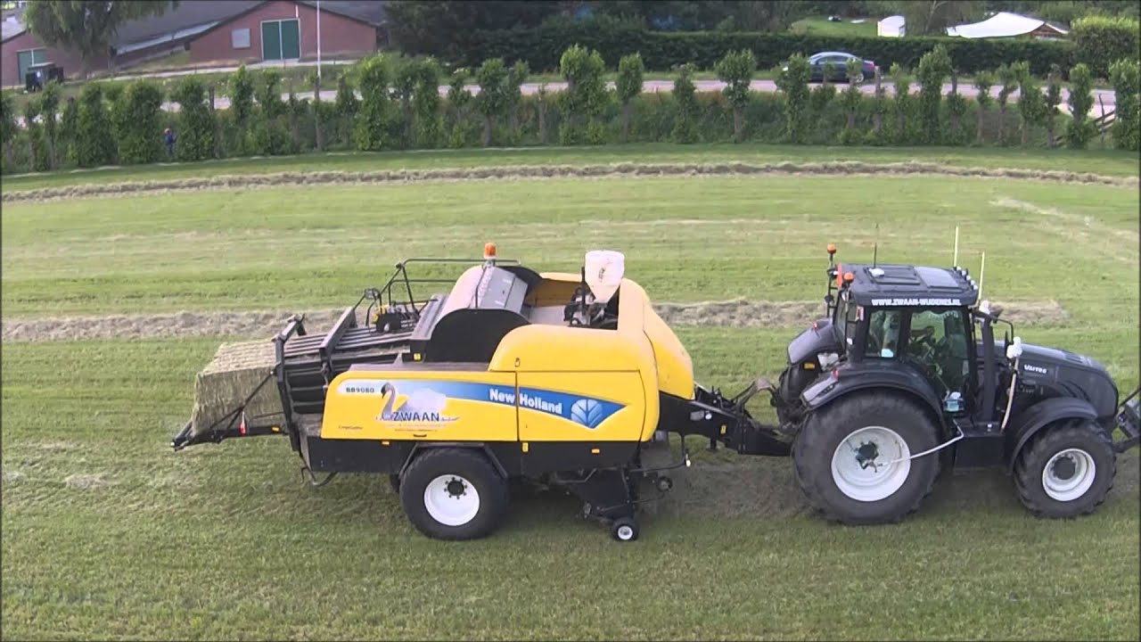 Loonbedrijf Zwaan uit Wijdenes persen met grootpakpers Trekkerweb