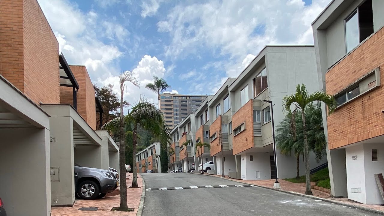 Hermosa Casa Altos Del Poblado Medellin 180 mts!! 2 Garajes! Excelente Ubicación