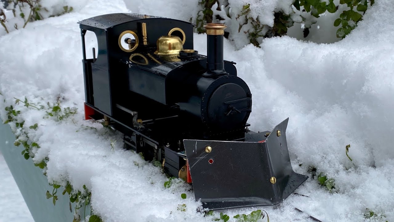 Victoria BC: A snowplow for Accucraft Sabrina in 1.5 hours! Mamod Brunel also runs in the snow