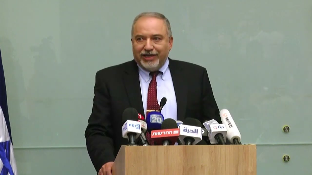 היום לפני 7 שנים: ליברמן מתפטר מתפקיד שר הביטחון אחרי שנתניהו התחיל לממן את חמאס