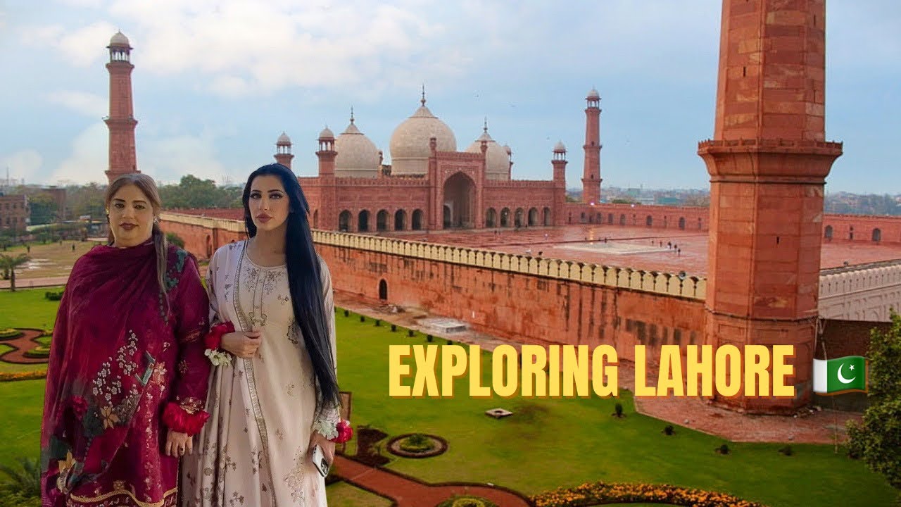Visiting Badshahi Mosque | Minar E Pakistan 🇵🇰 | Invite To Our Favourite Show #viralvideo #reflexion