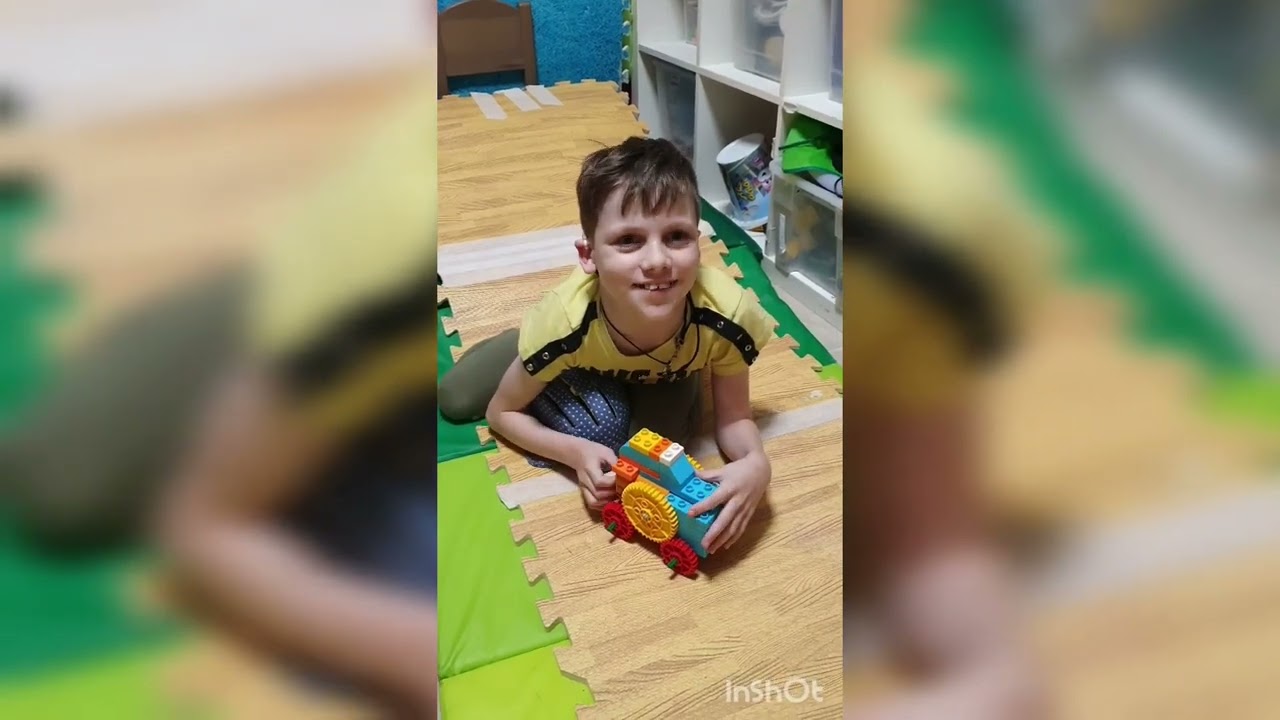 Новые удивительные успехи Егора. Слепой ребёнок строит сложные механизмы движения из Lego Duplo.