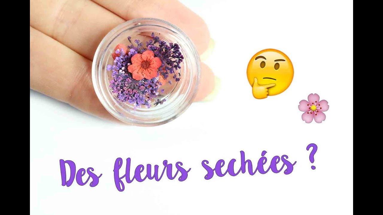 Un nail art avec des fleurs séchées