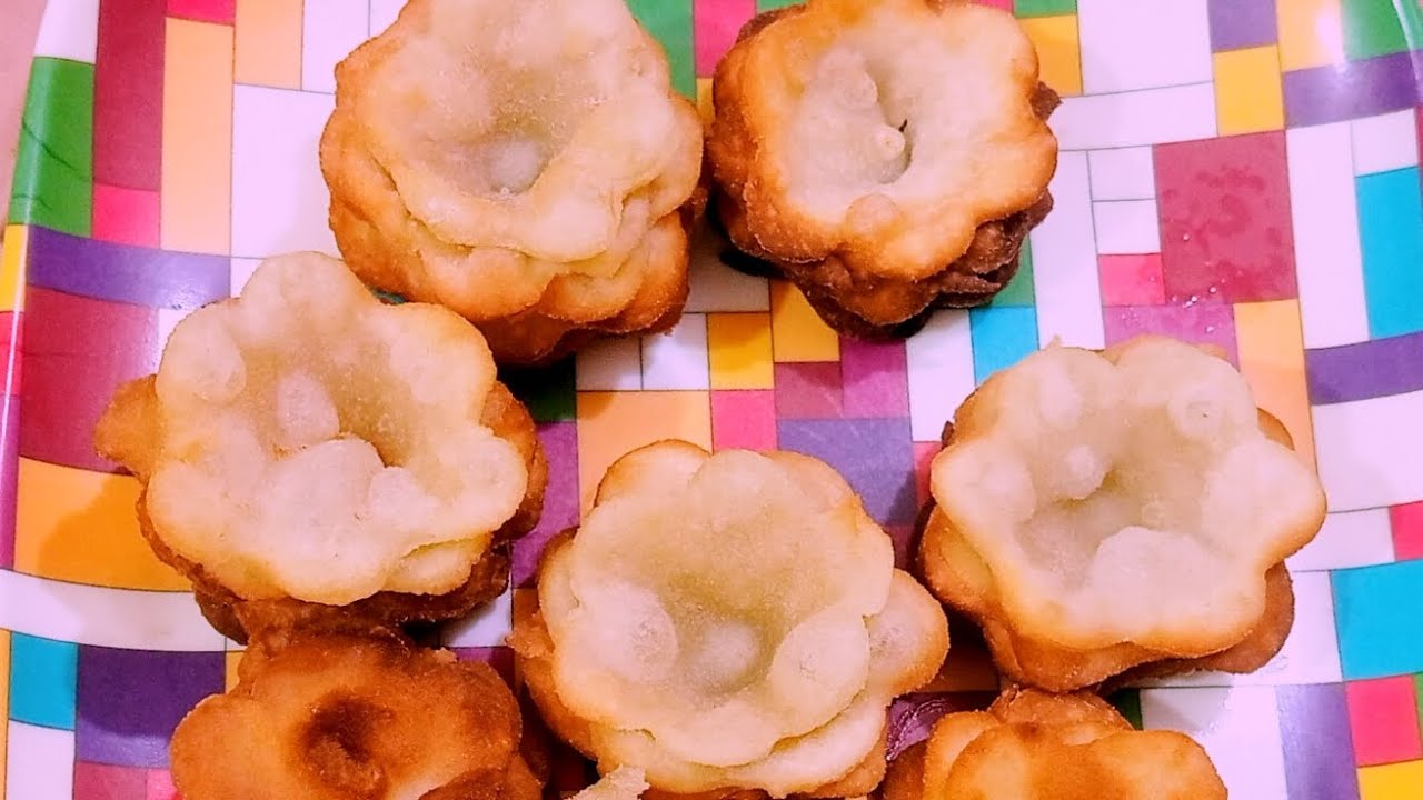 আটা দিয়ে এত সুন্দর মচমচে  মজাদার ফুল পিঠা না দেখলে বিশ্বাস হবে না 