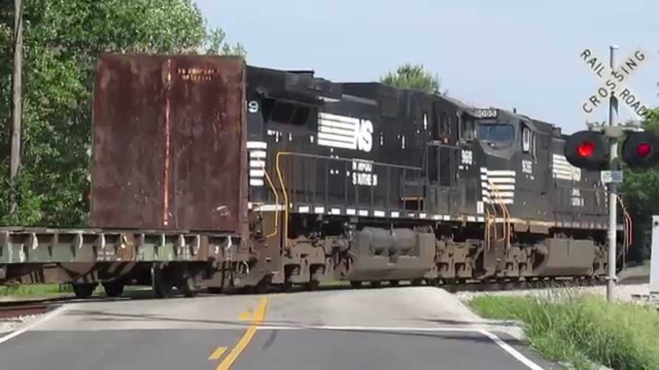 Huge GE Locomotives Long Hood Forward, Cab To Cab, Only 3 Cars!!