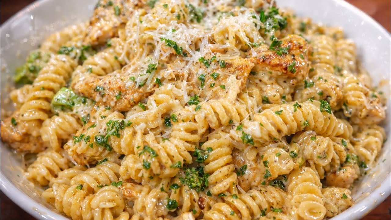 Эта сливочная паста с курицей, песто и брокколи просто восхитительна… Я готовлю её каждую неделю.