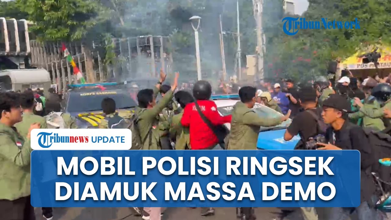 Detik-detik Mobil Polisi Mundur Hindari Amukan Massa, Kaca Dinjak Injak Dilempari Kayu hingga Batu