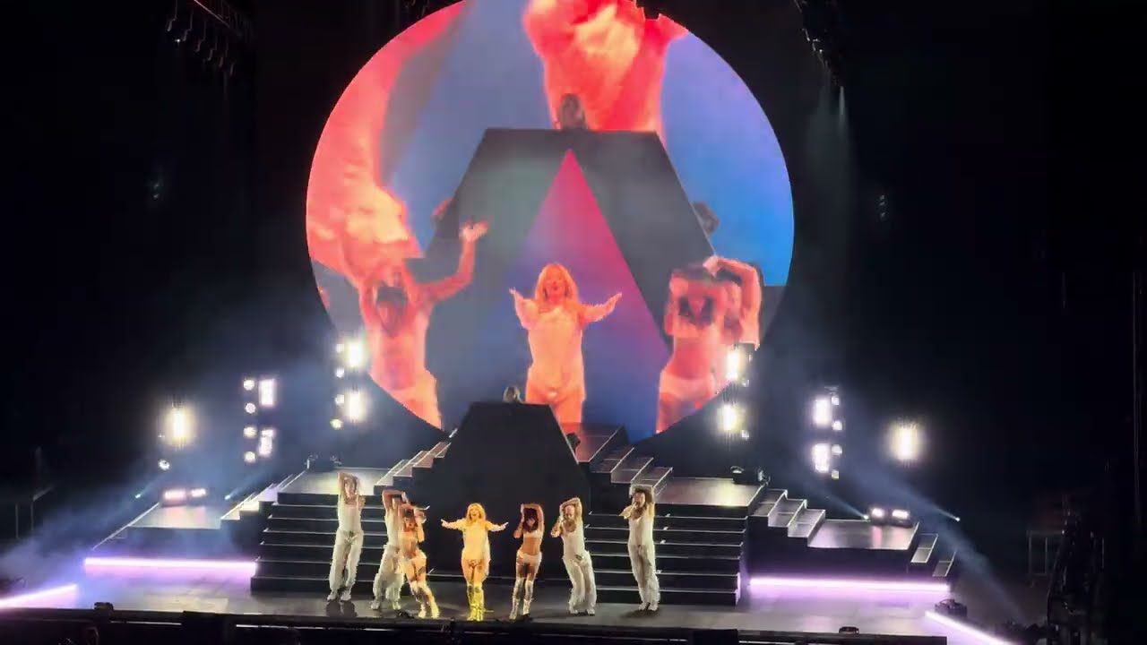 Kesha - Crazy Kids / C’Mon (Live in Glasgow)