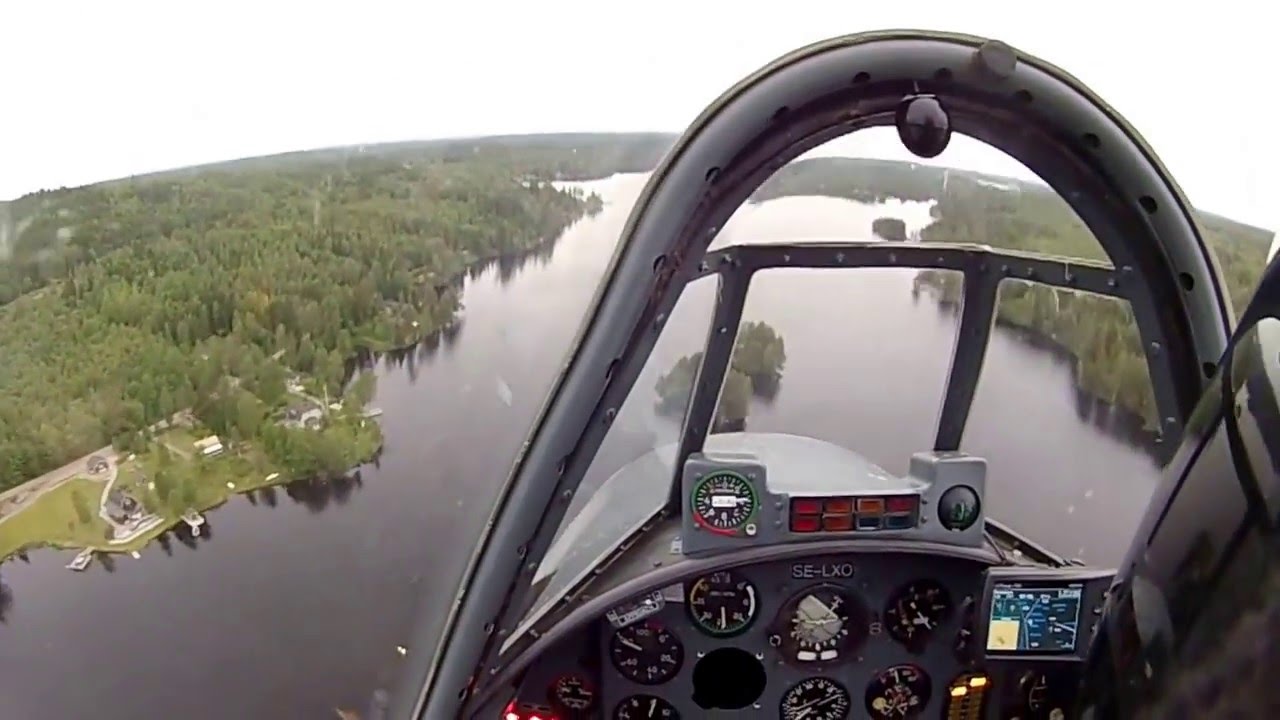 YAK-52 över sjön Leken Steve