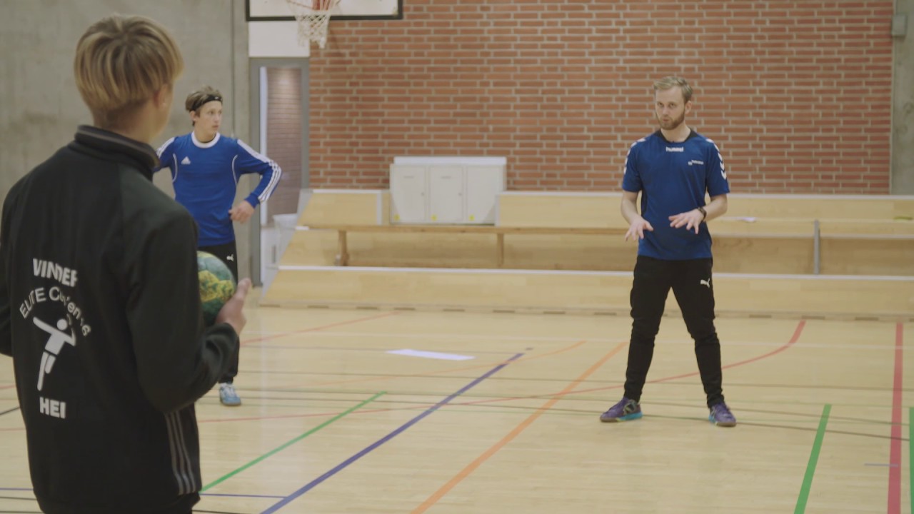 DGI Trænerguiden Håndbold - Målmandstræning - Varm op med kast og parade for målmænd