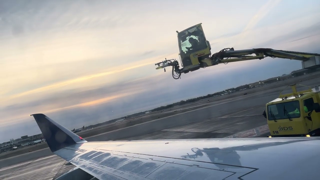 De-Icing Before Departure at Minneapolis-Saint Paul International Airport (KMSP)