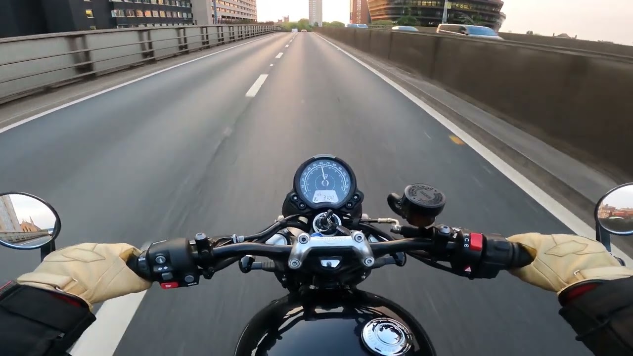 Getting into London 🇬🇧 | Triumph Bonneville 4K
