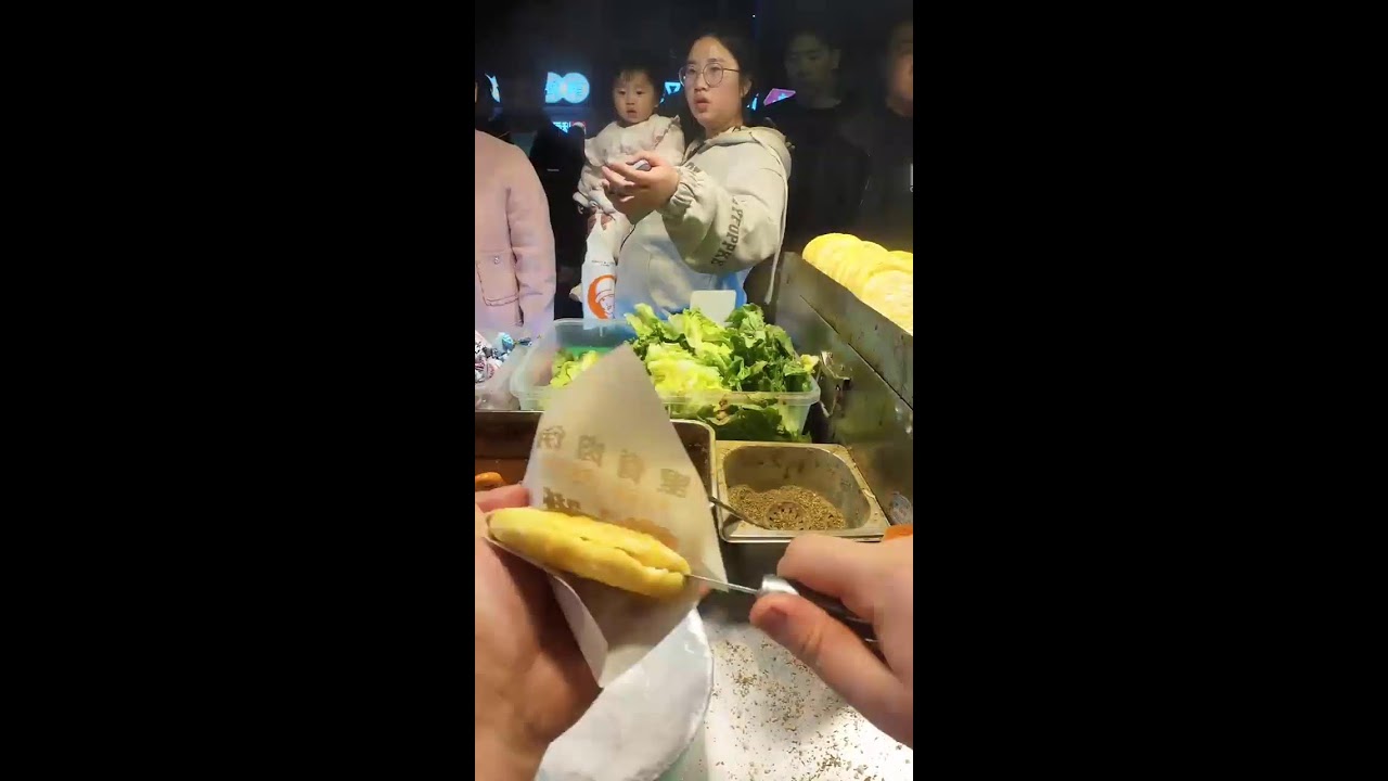 Live broadcast of street food specialties and fruit delicacies