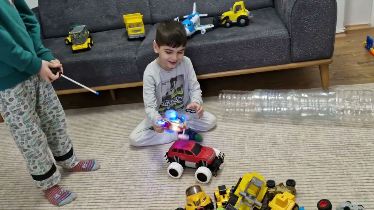 Uzaktan kumandalı arabalar yerinde duramıyor 😲 motorla oyuncak arabaları ezdi. Araba kırıldı mı