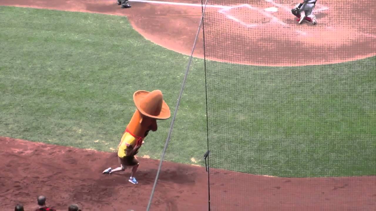 Chorizo falls during sausage race at Miller Park