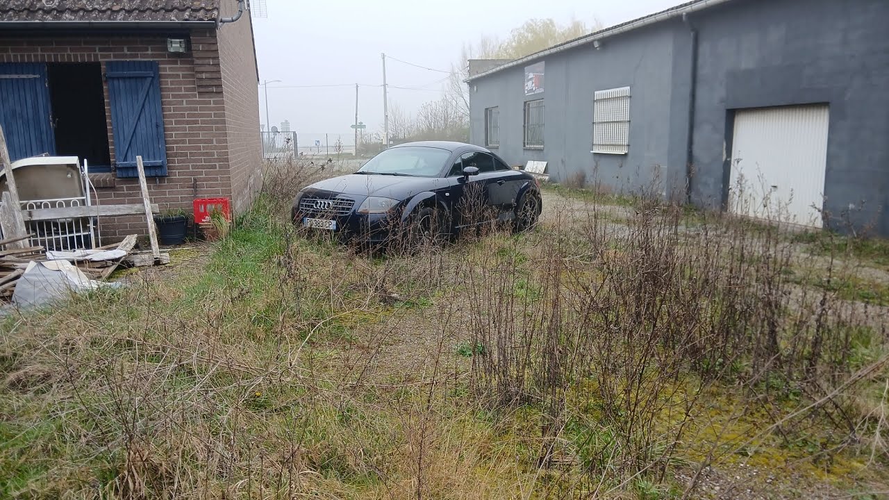 Se garage complet est abandonn&eacute; avec ses voitures#urbex #voiture #garage #maisonabandonn&eacute;e 