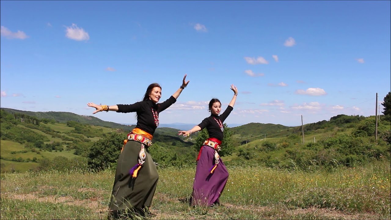 Mother and daughter dancing to Tibetan song Tashi Montseg (བཀྲ་ཤིས་སྨོན་ཚིག།) By Wangdak Dorjee