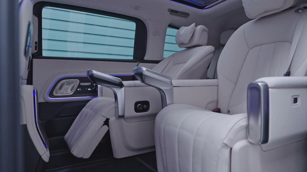Новый электромобиль Mercedes-Benz VLE 300 в коричневом бархатном салоне.