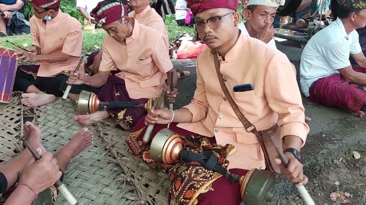 Sekeha Angklung Pura Bale Batur Kamasan, saat Prosesi Pertiwaan, Gria Gede Satria Kawan, Klungkung
