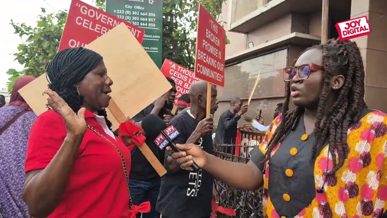 Some Western North Cocoa farmers storm the COCOBOD headquarters, demanding a price review.