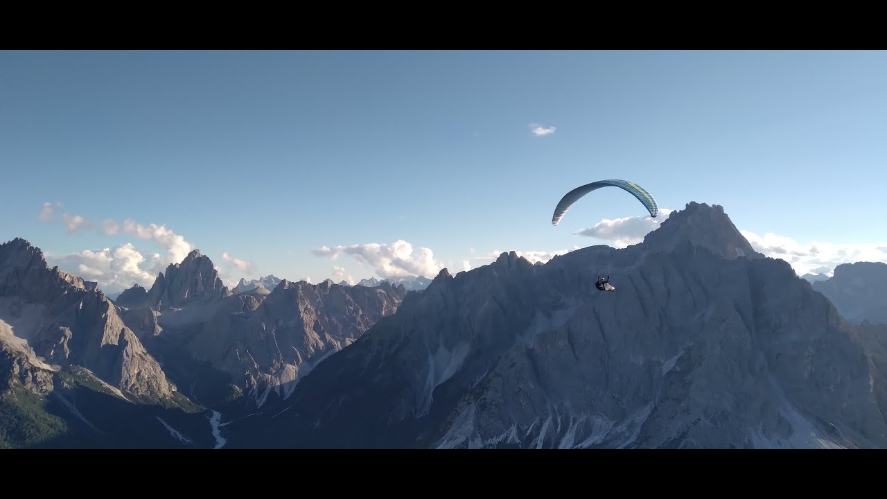 Gleitschirmflug über die drei Zinnen in den Dolomiten