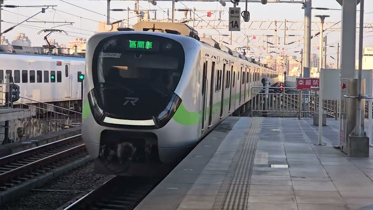 191次台中發車經由山線開往潮州EMU3000型十二輛編組EMU3044皮蛋豆腐騰雲號藍色帶新城際自強號列車，和2134次嘉義發車經由山線開往基隆銀綠色微笑號EMU900型十輛一編組EMU926區間車