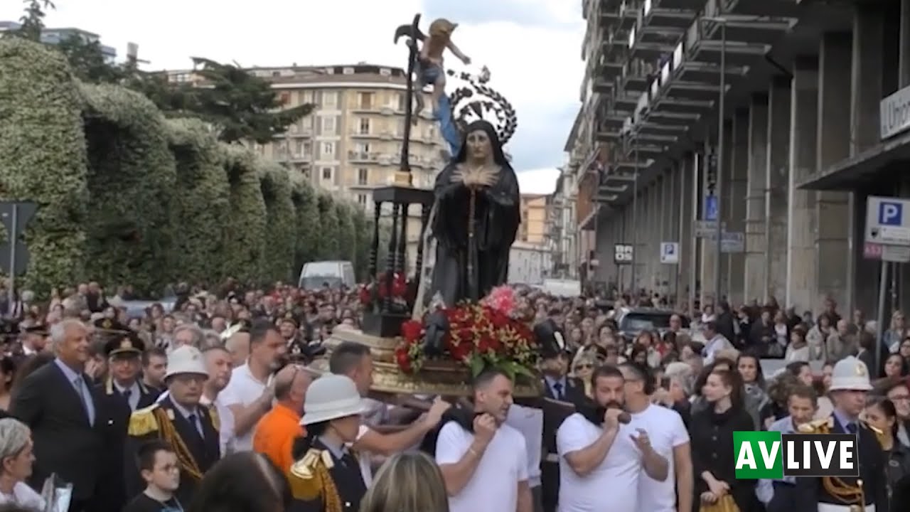Avellino, migliaia di fedeli alla processione di Santa Rita
