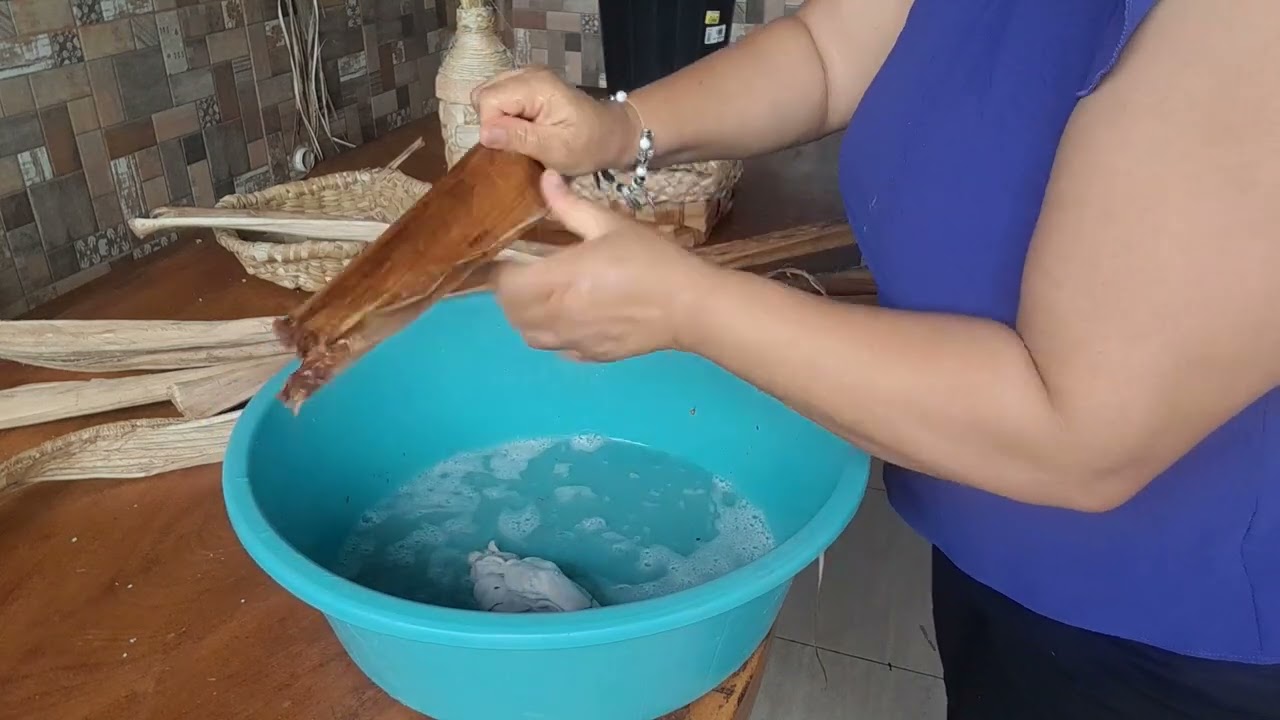 Artesã  como preparar a palha  de banana  que está seca e torcidas