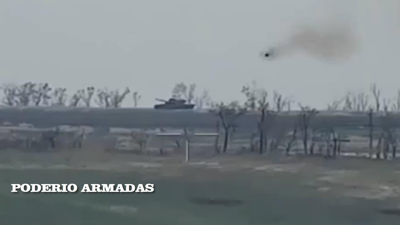 Un doble impacto de misiles antitanques rusos destruye un tanque ucraniano en movimiento