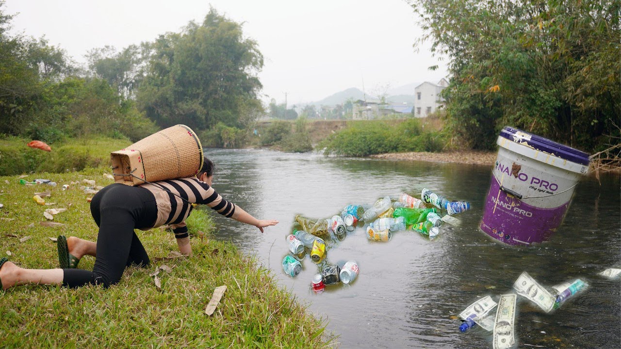 Poor girl found a floating paint bucket that contained a lot of money - Daily Life collecting scrap
