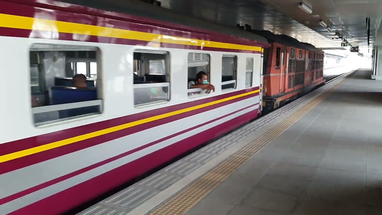 The 207 service stops at Rangsit railway station, Pathum Thani, north of Bangkok on 19 Sep 2023.