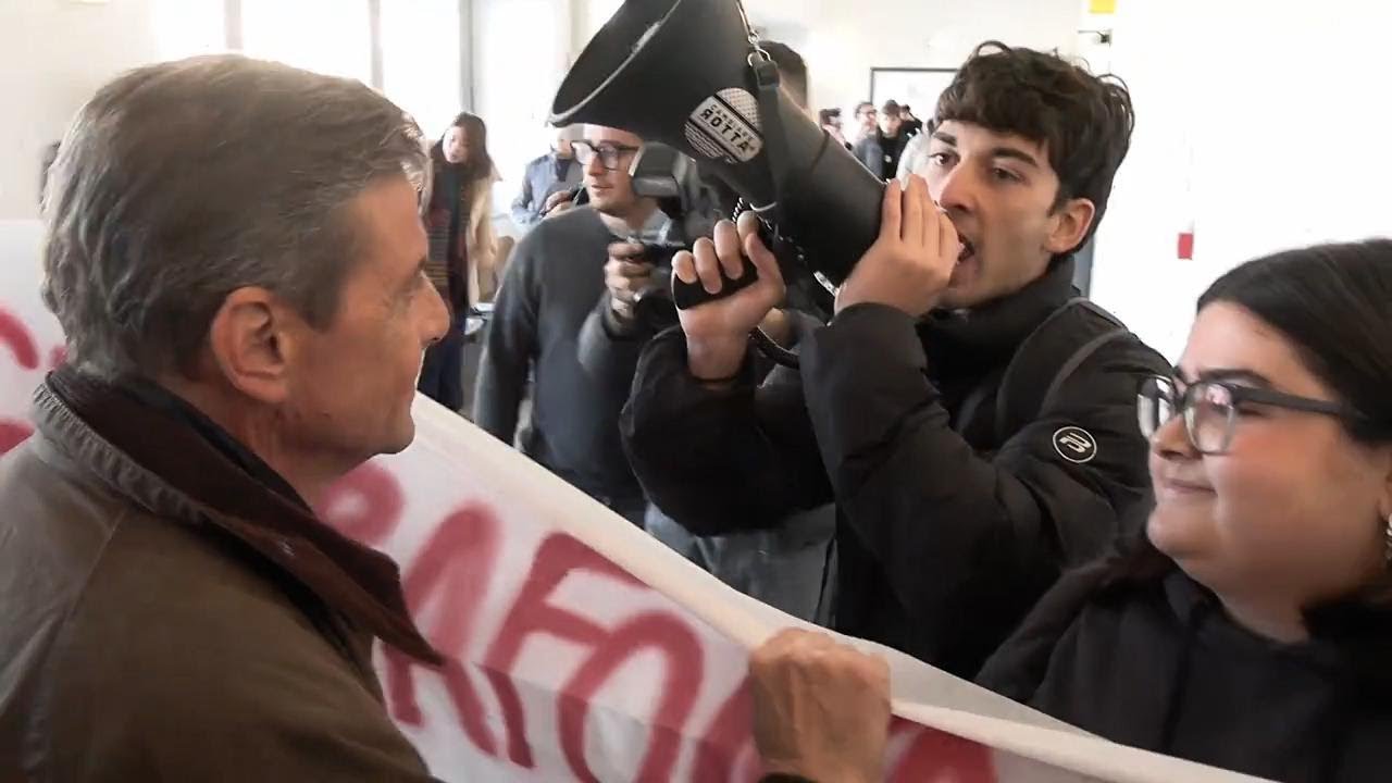 CALENDA contestato alla STATALE di MILANO: 