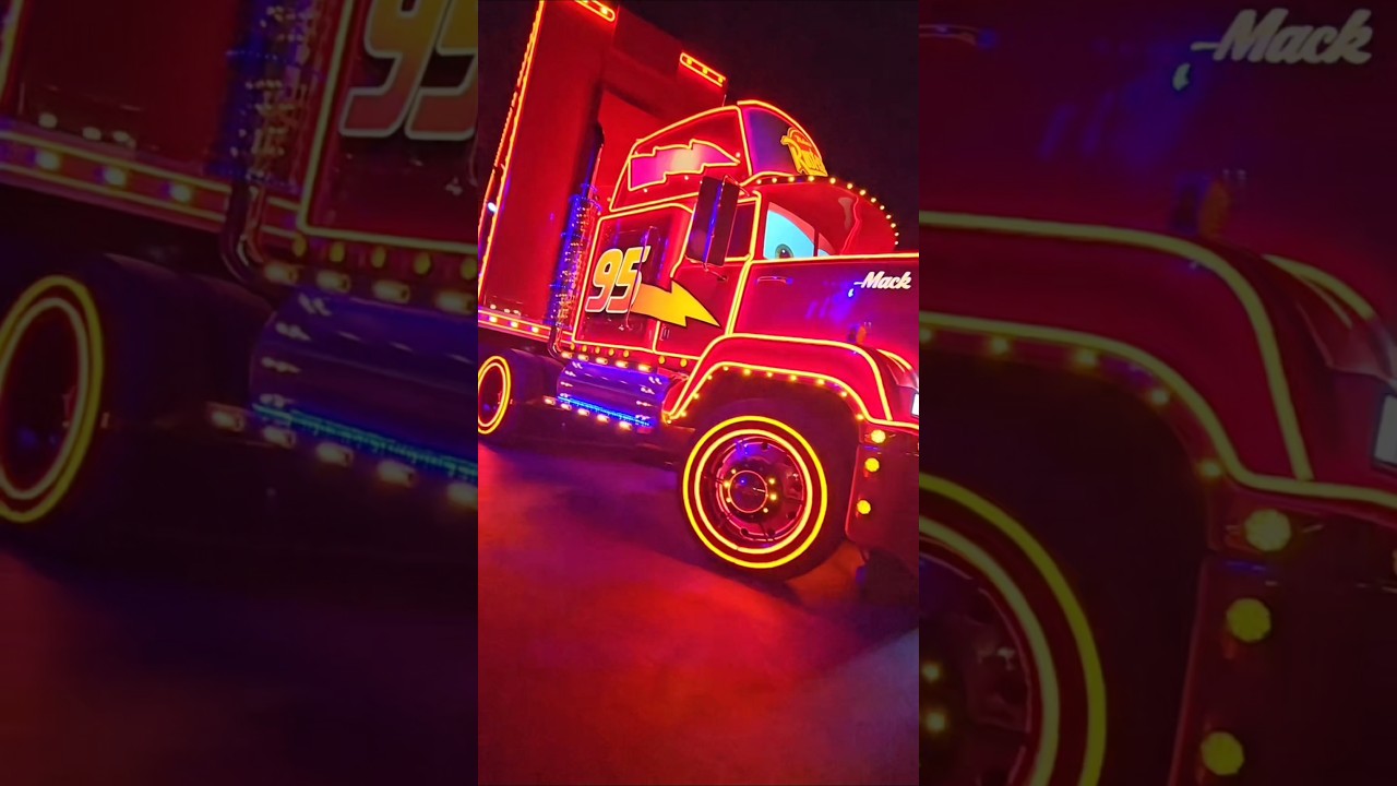 Disneyland Paint the Night parade #Disneyland #paintthenight #labubu #parade #lightshow #disney