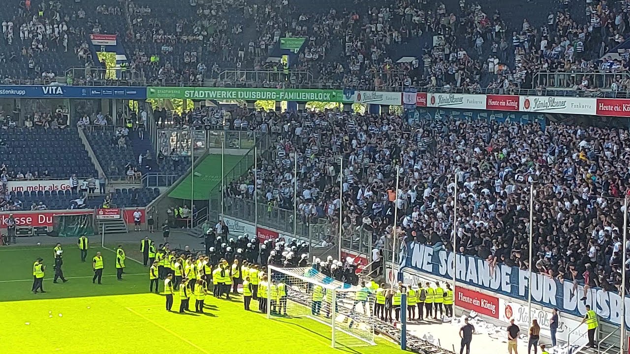 Randale und Platzsturm  MSV Duisburg : Aue