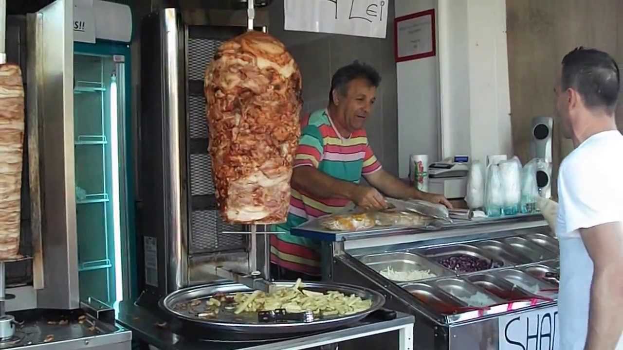 Cum se face o shaorma like a boss pe strada foametei in Costinesti