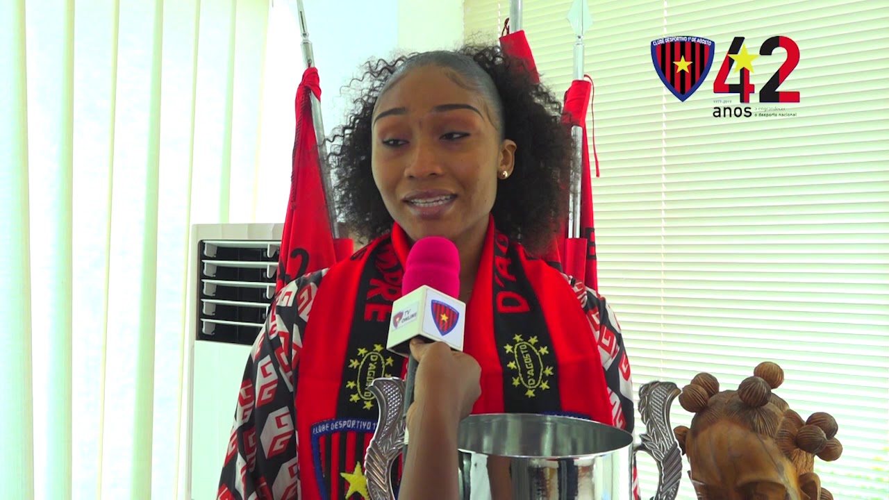 Albertina Cassoma Apresenta o trofeu ao presidente do Clube