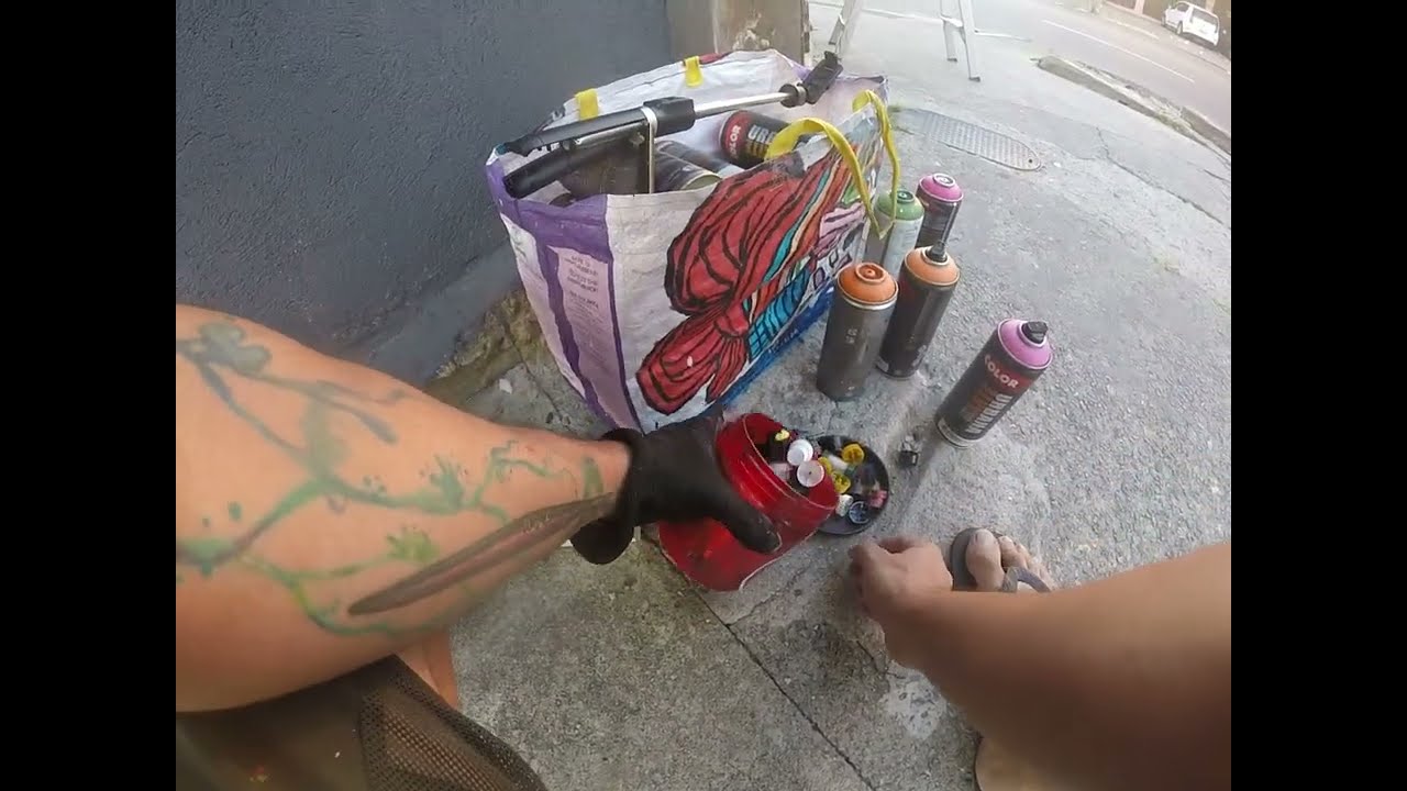 Fiz Graffiti na rua com o resto de material, será que deu bom?