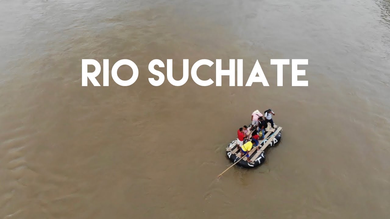 Cruzando en balsa la frontera de México y Guatemala por el Río Suchiate