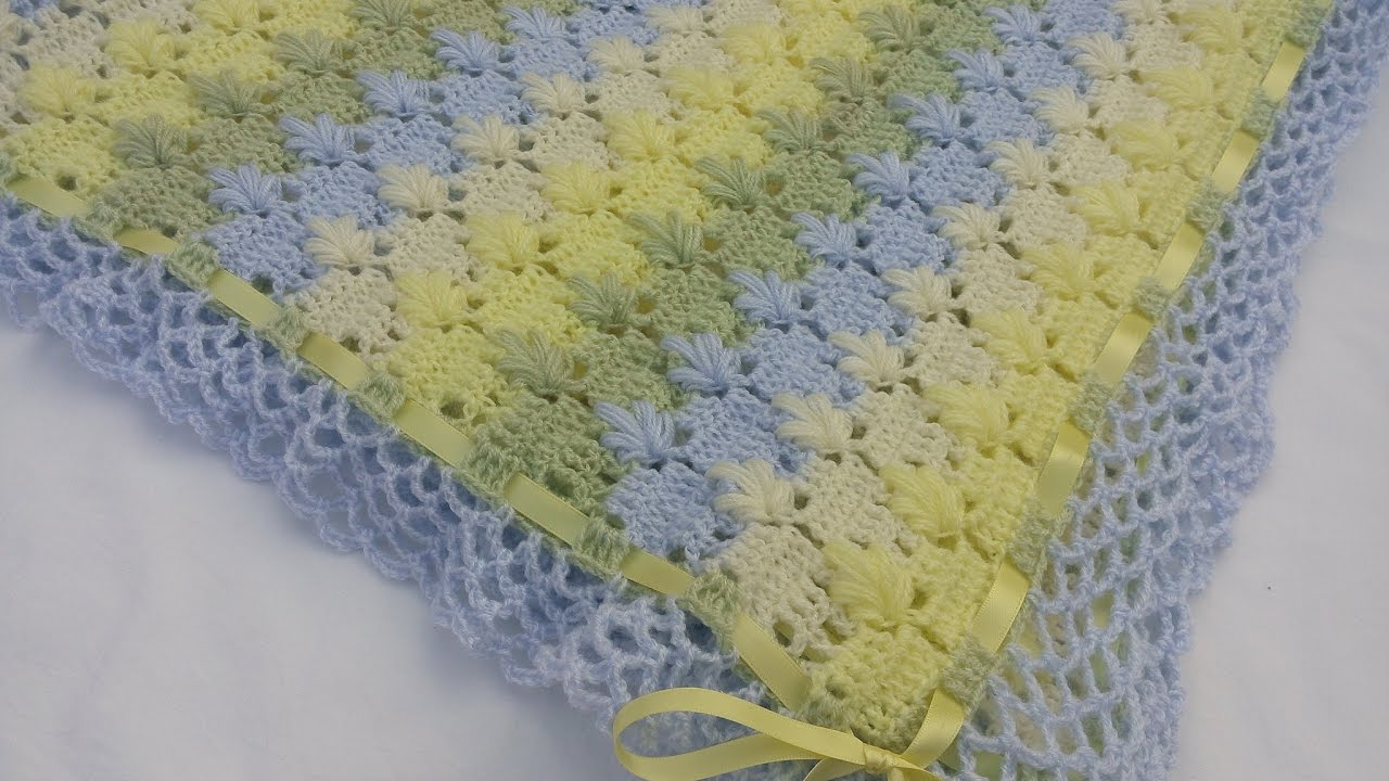 Cobija o mantita con puntada de hojitas en punto puff a crochet