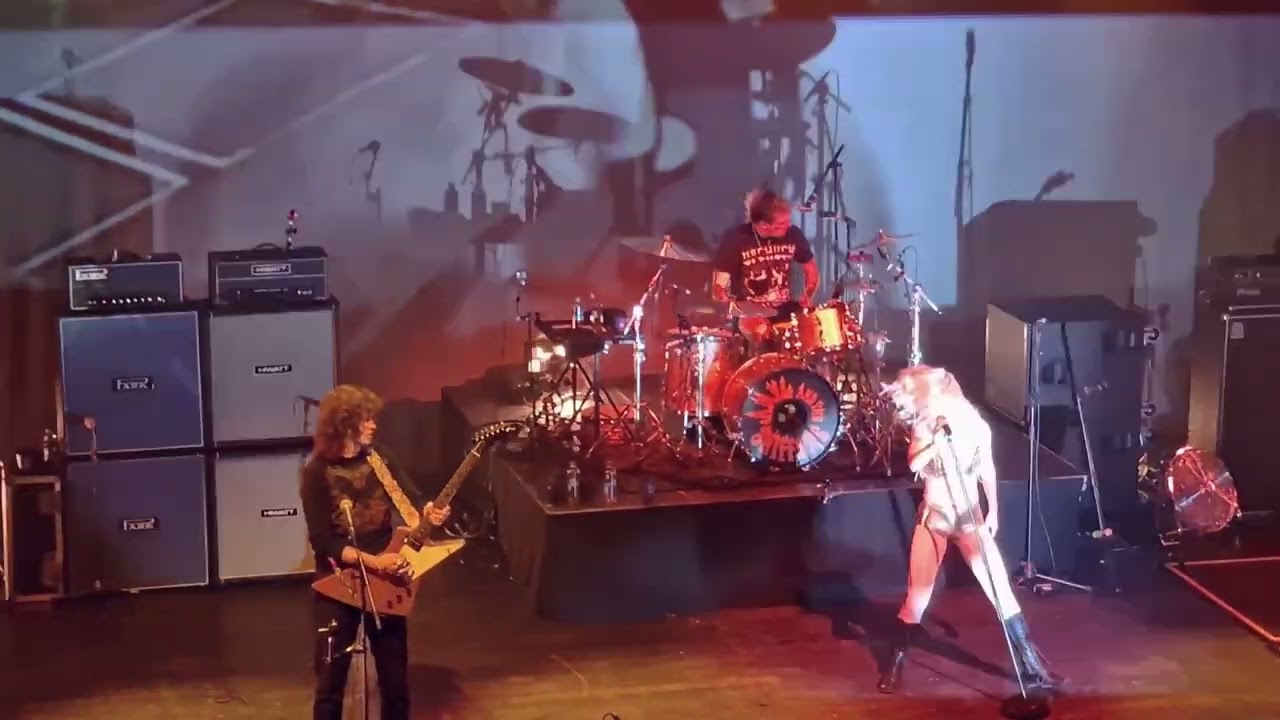 Amyl and the Sniffers - Some Mutts (Can't Be Muzzled) - live @TivoliVredenburg NL 18 november 2024