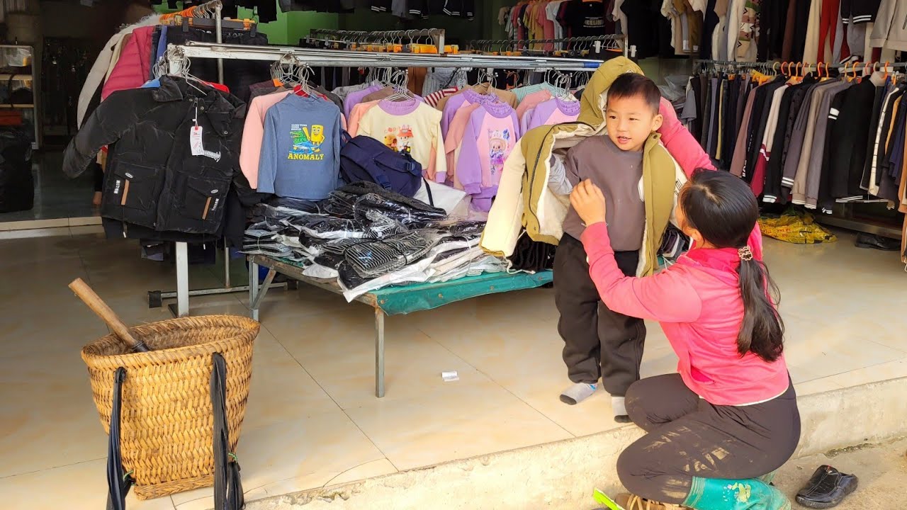 A single mother gathered all her savings to buy her son a warm coat for the cold winter.