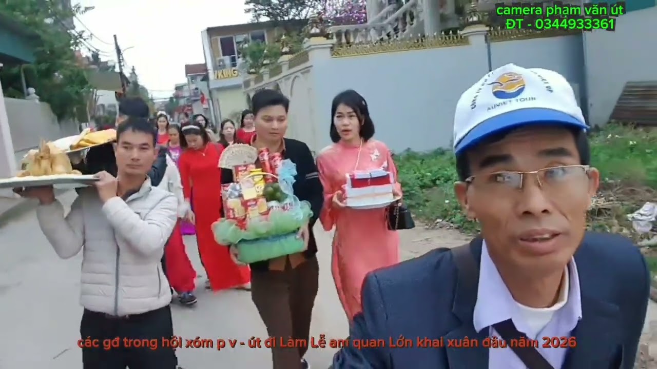 CÁC GĐ TRONG HỘI XÓM THÔN CHÙA DÂNG LỄ RA AM QUAN LỚN ĐỂ  LÀM LỄ KHAI XUÂN 