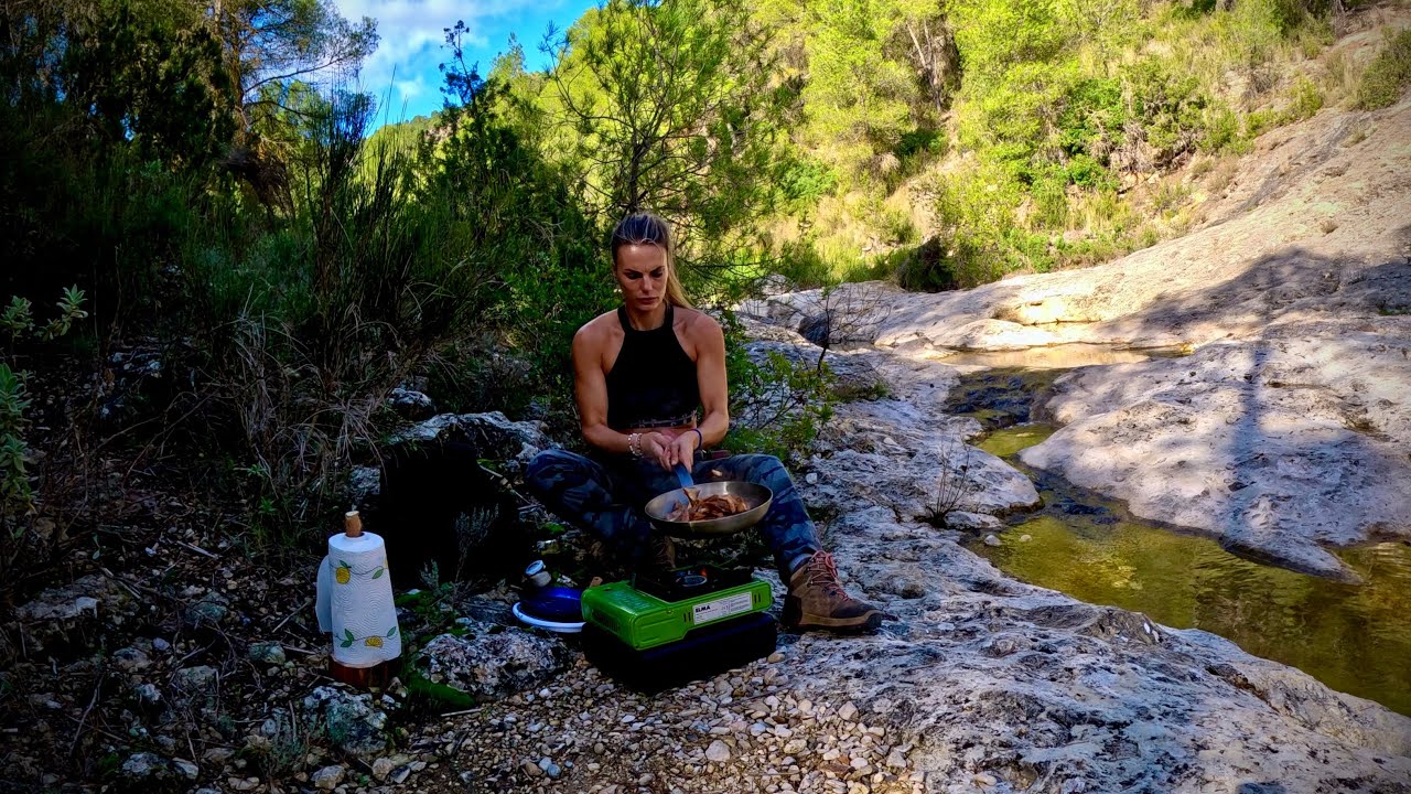 Bushcraft ASMR sola: Busco níscalos, cocino y fabrico un porta rollo de madera | Naturaleza y relax🌲